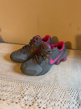 Nike Shox Kids Size 3Y Cool
Gray/Hyper Pink Shoes
Sneakers 2016
